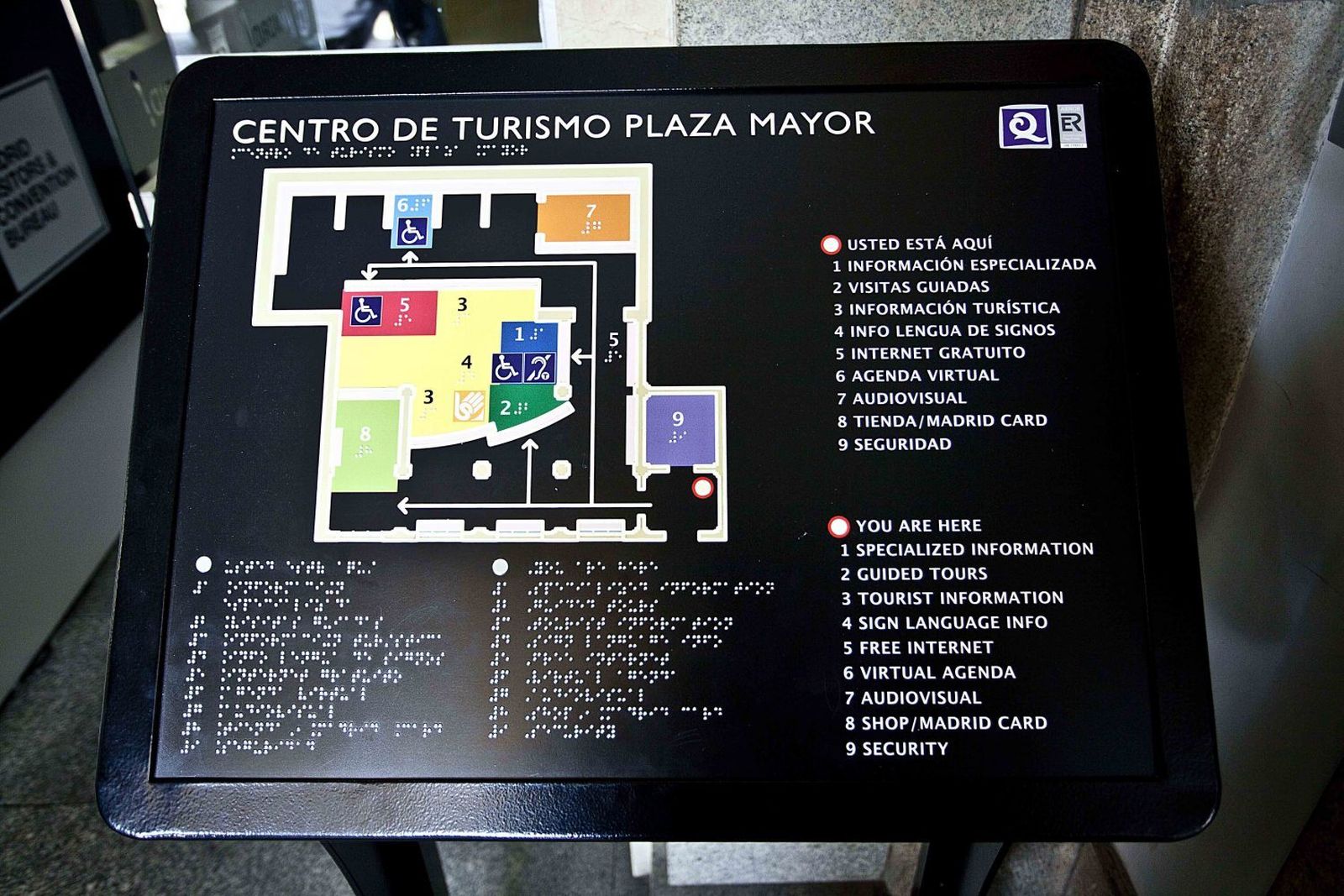 Mapa de turismo en lenguaje braille y alto relieve