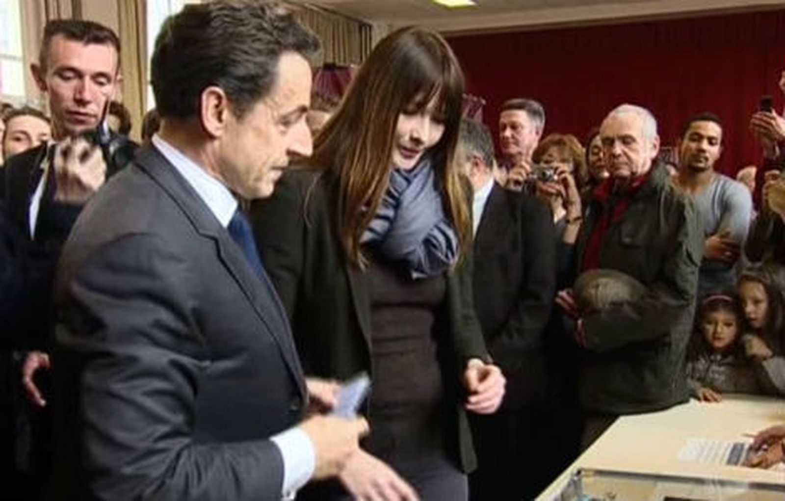 Sarkozy vota en las elecciones presidenciales en Francia