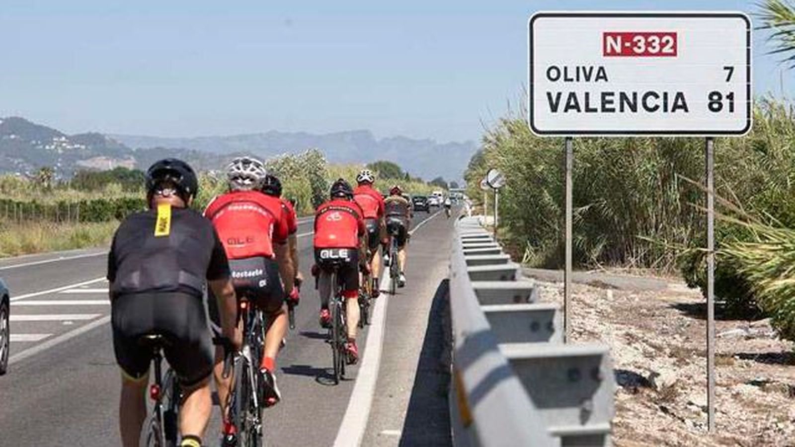 La mitad de los conductores no respeta el metro y medio de seguridad con ciclistas