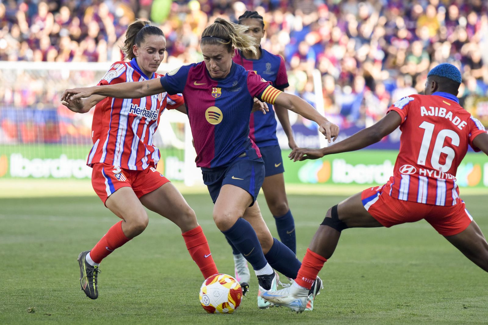 Alexia Putellas intenta marcharse de dos jugadoras del Atlético de Madrid