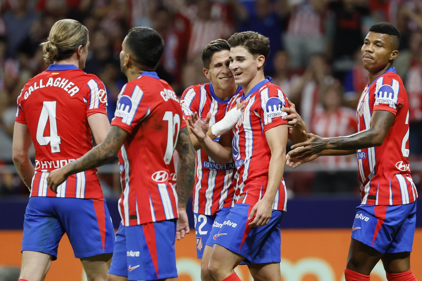 Julián Álvarez es felicitado por su gol ante el Valencia