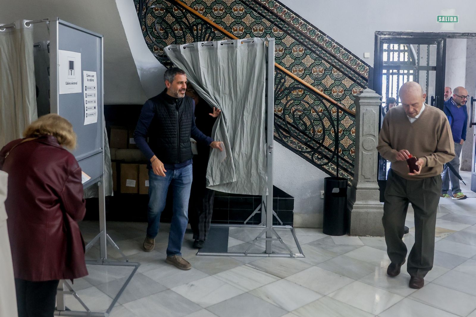 Los colegios han abierto puntualmente sin incidencias notables y los más madrugadoires han acudido a votar