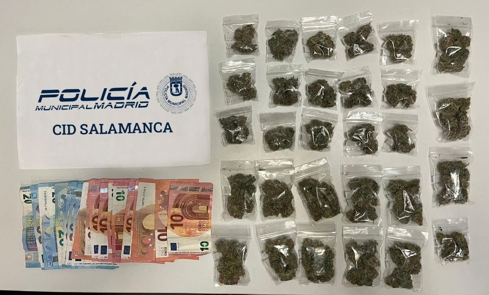 Detenido un hombre con 28 bolsas de marihuana en la manga de la cazadora