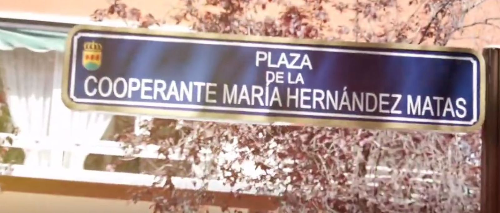 Cartel de la plaza de Alcorcón dedicada a la cooperante asesinada en Etiopía