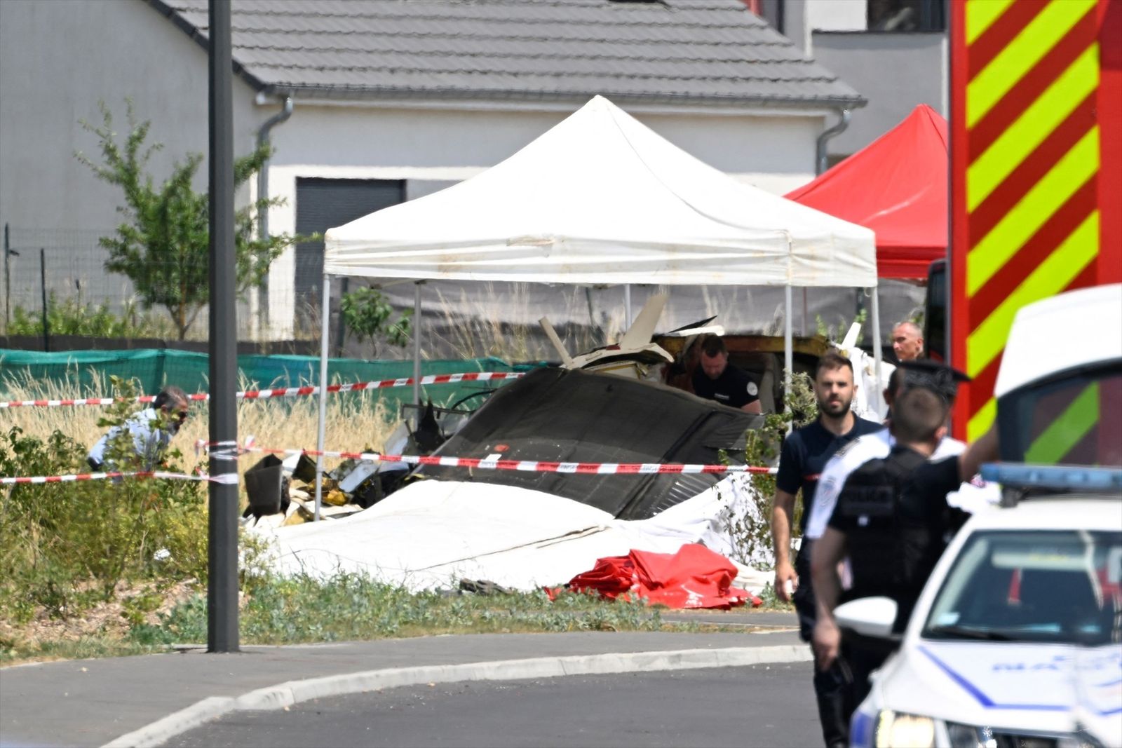 Policía francesa en las inmediaciones de un accidente de avioneta