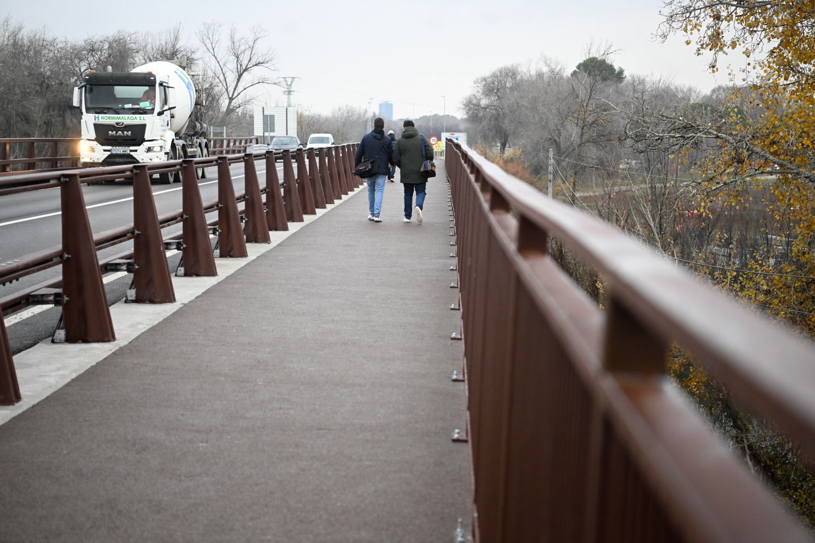 Tráfico y peatones sobre el puente de Zulema, en Alcalá de Henares