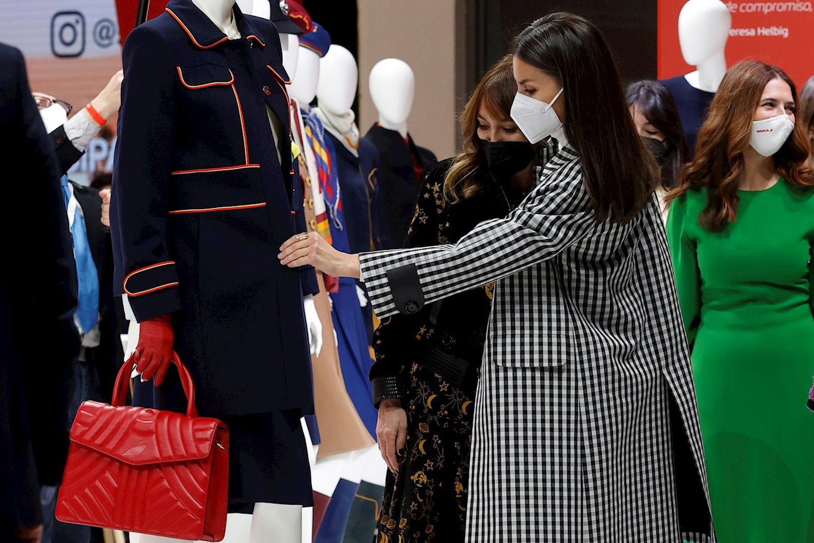 La reina Letizia revisa uno de los uniformes utilizados por las auxiliares de vuelo de Iberia
