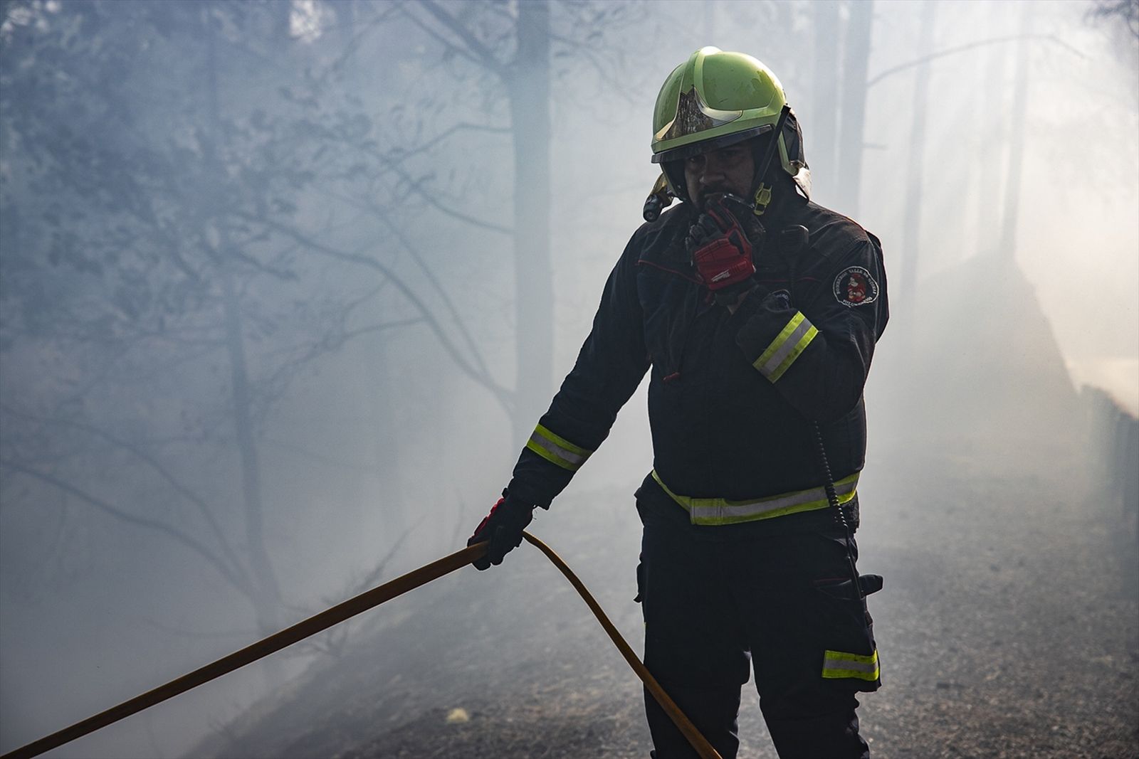 Un bombero trabaja en la extinción del fuego en Las Lagunetas, Tenerife