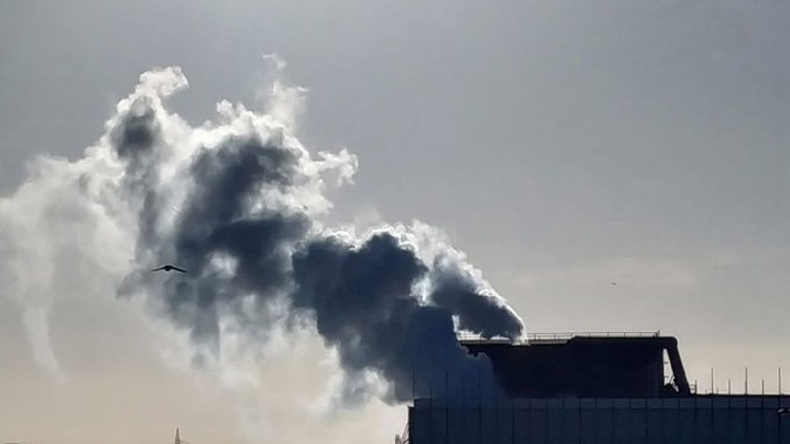 Humos provenientes de la factoría de Corrugados, en Getafe