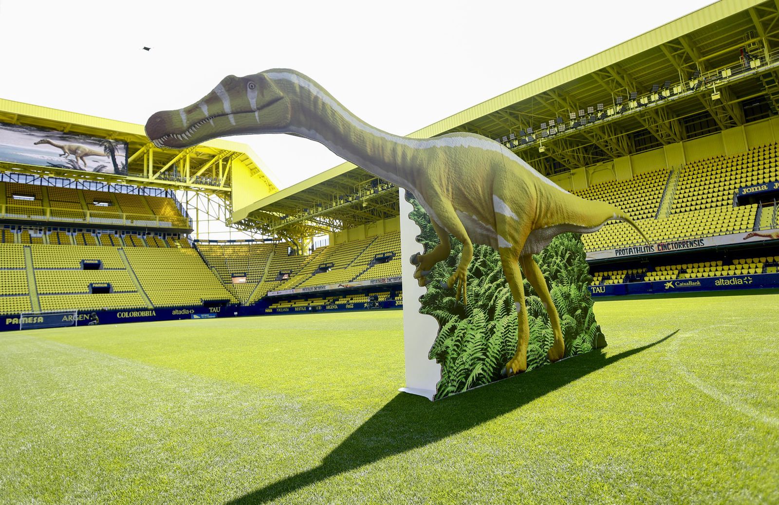 Réplica del espinosauro en el terreno de juego del Villarreal CF