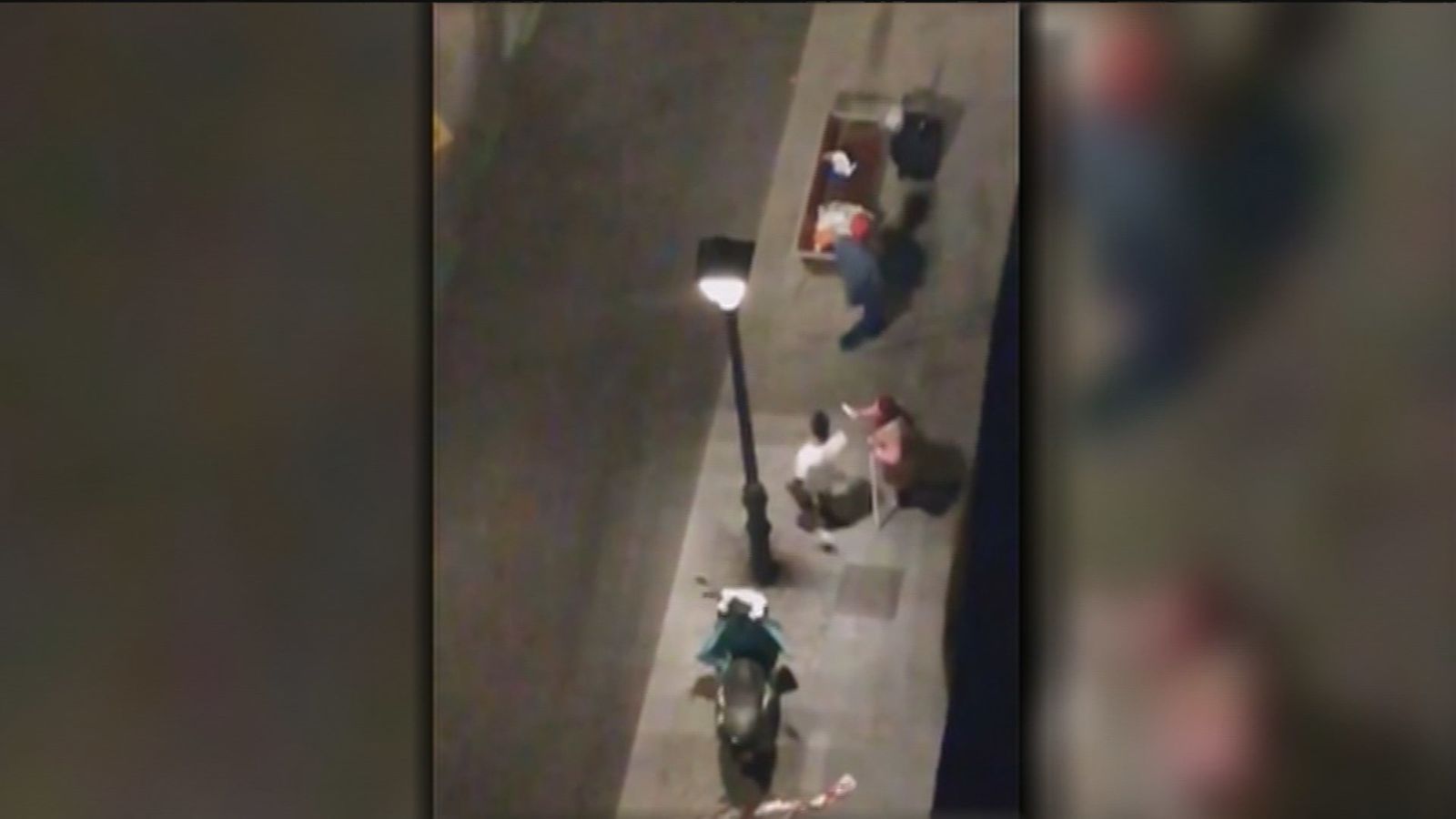 Momento del robo a una indigente en la calle Duque de Alba