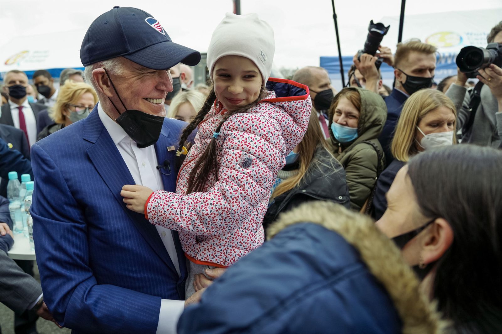 Bidenen una visita a un grupo de refugiados ucranianos en Polonia