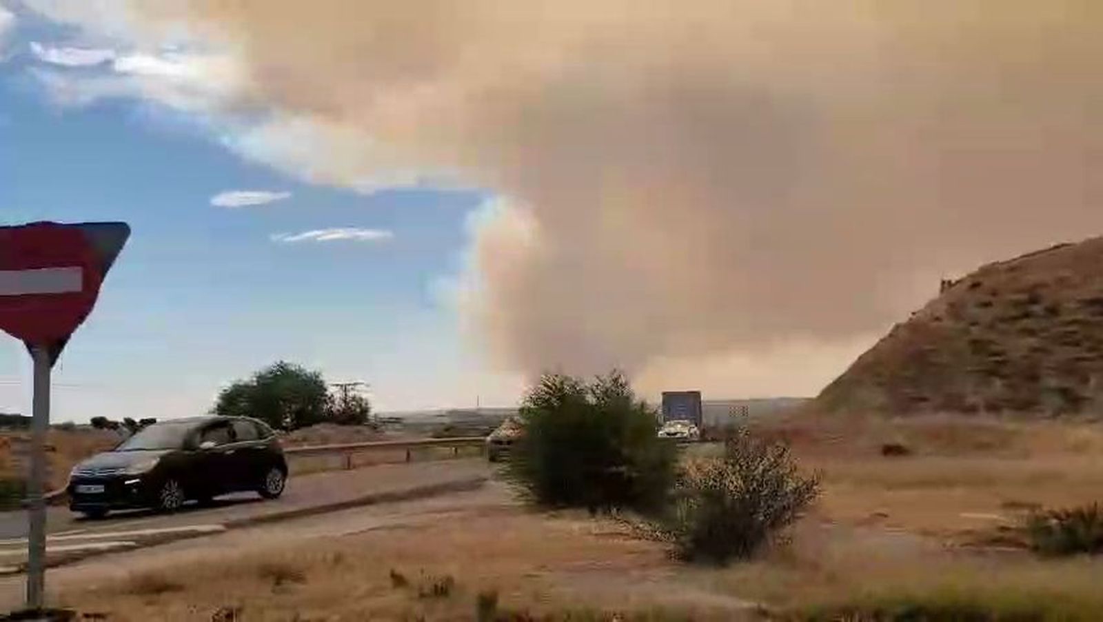 El sur de Madrid, alertado por un incendio en Toledo que ha provocado una densa y alta columna de humo
