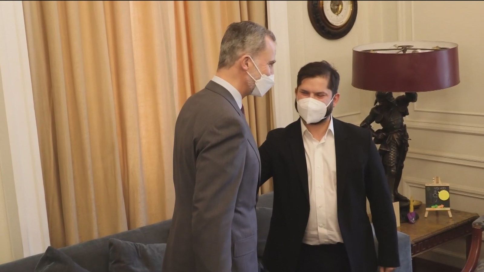 El rey Felipe VI y Gabriel Boric se reúnen en Santiago antes de su toma de posesión