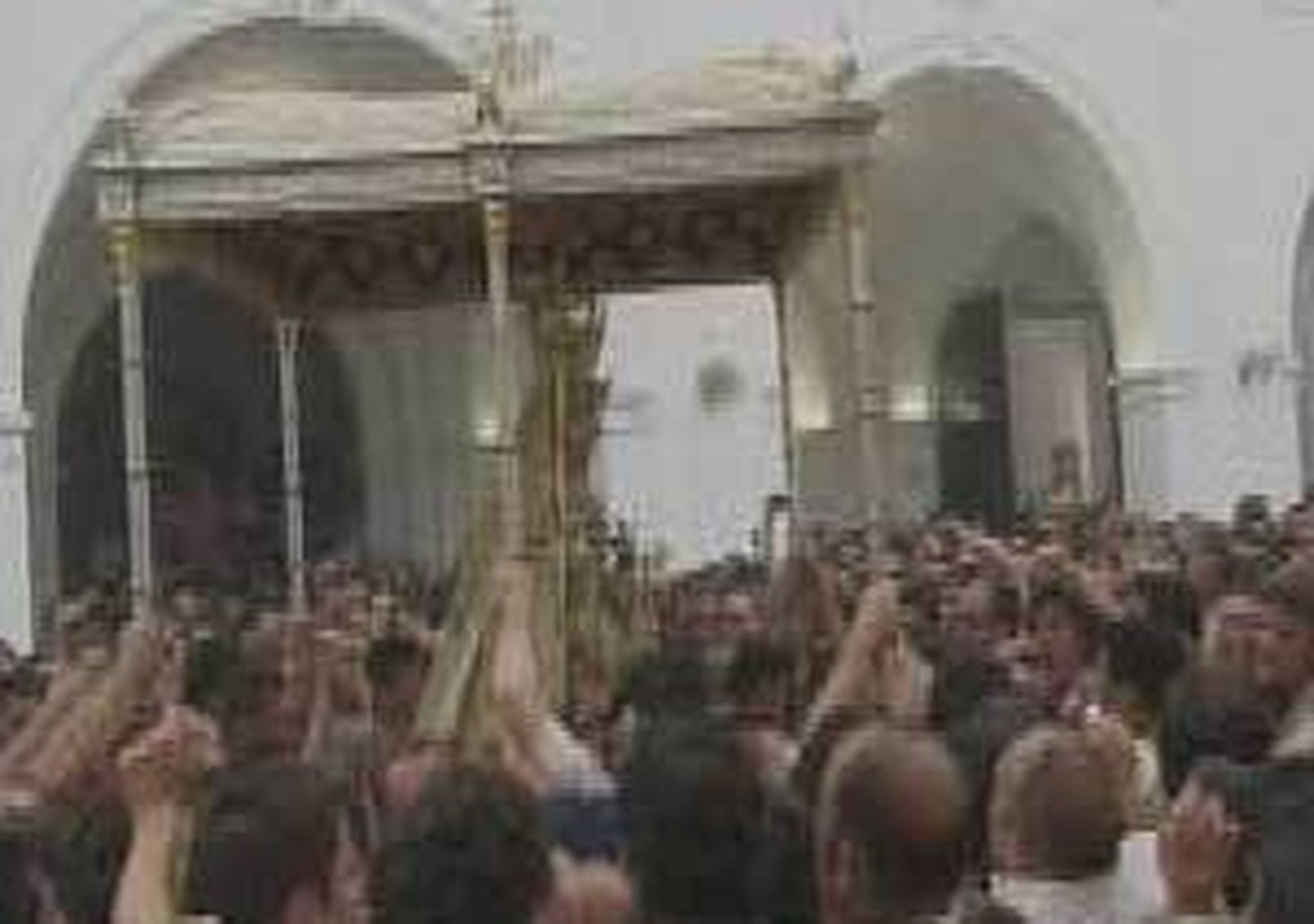Suspendida la procesión de la Virgen del Rocío al romperse un varal del paso