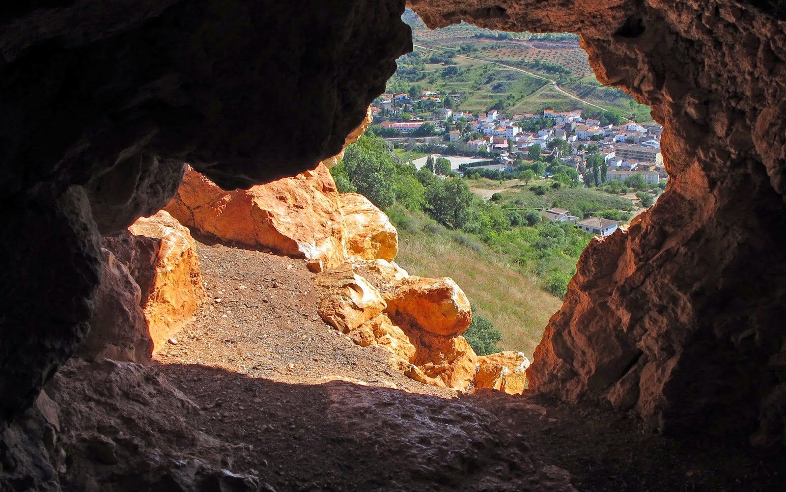 Vista de Villar del Olmo desde una de las grutas de Peña Rondán