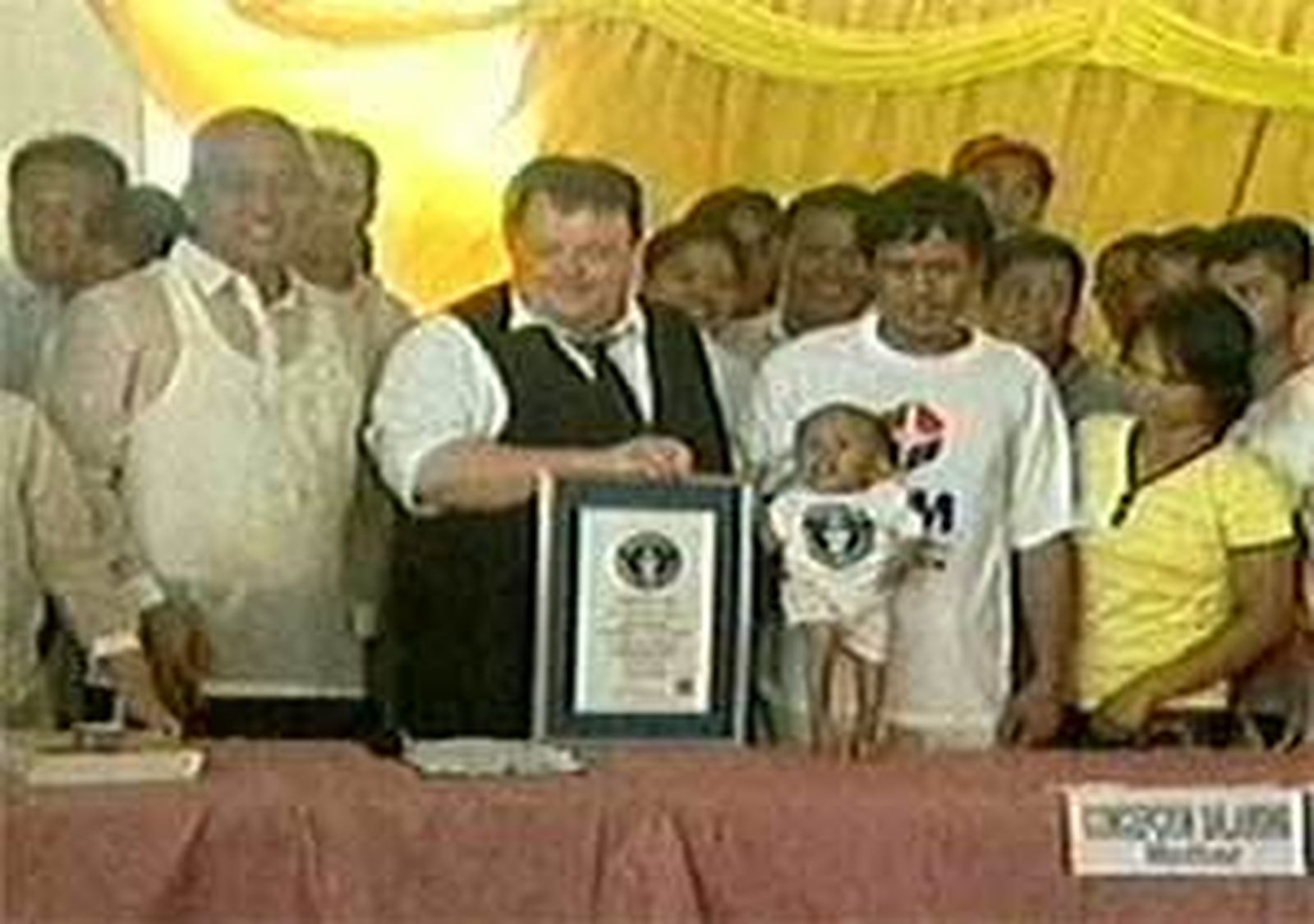Un filipino de 59,7 centímetros, declarado el hombre más pequeño del mundo
