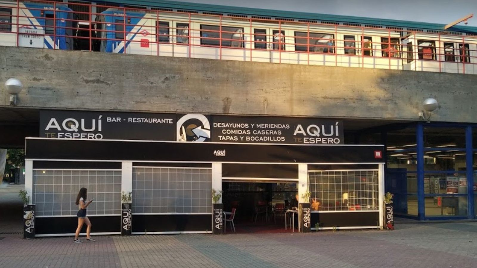 Bar 'Aquí te espero', bajo las vías de la estación de Aluche