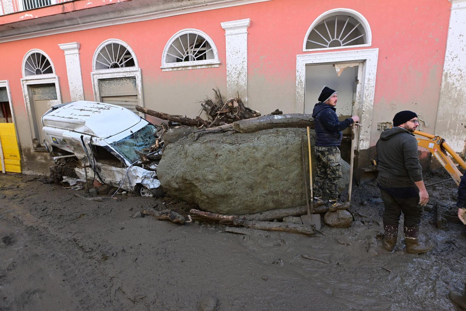 Voluntarios tratan de despejar las calles de la zona afectada en la Isla de Ischia