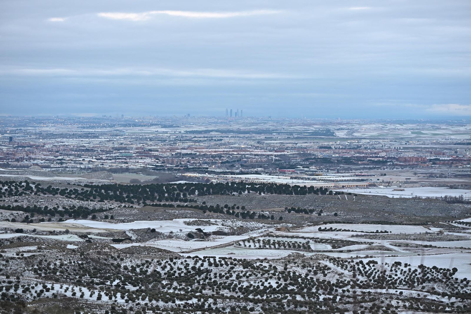 Vista de la nieve caída en Madrid desde el mirador de Los Santos de la Humosa.