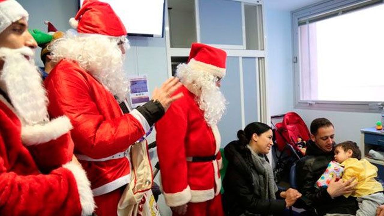Papá Noel lleva regalos a los niños ingresados del Hospital Severo Ochoa