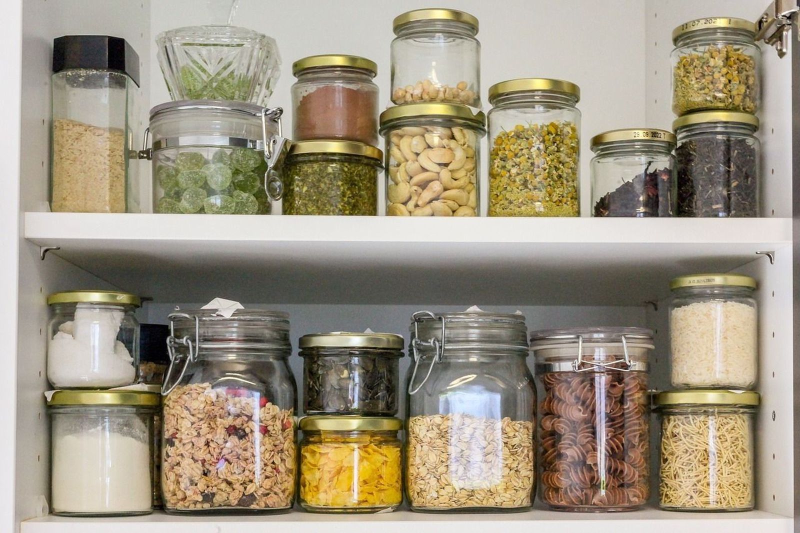 Tres alimentos que debes tener en tu despensa y otros tres que debes evitar
