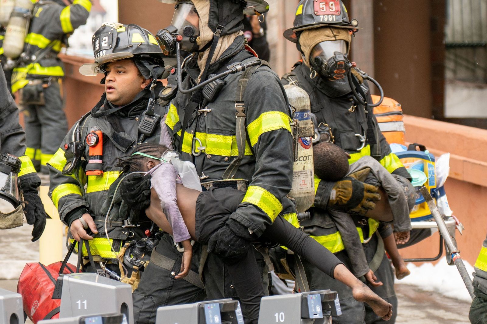 El Bronx, de luto: 19 muertos y decenas de heridos en el incendio de un edificio