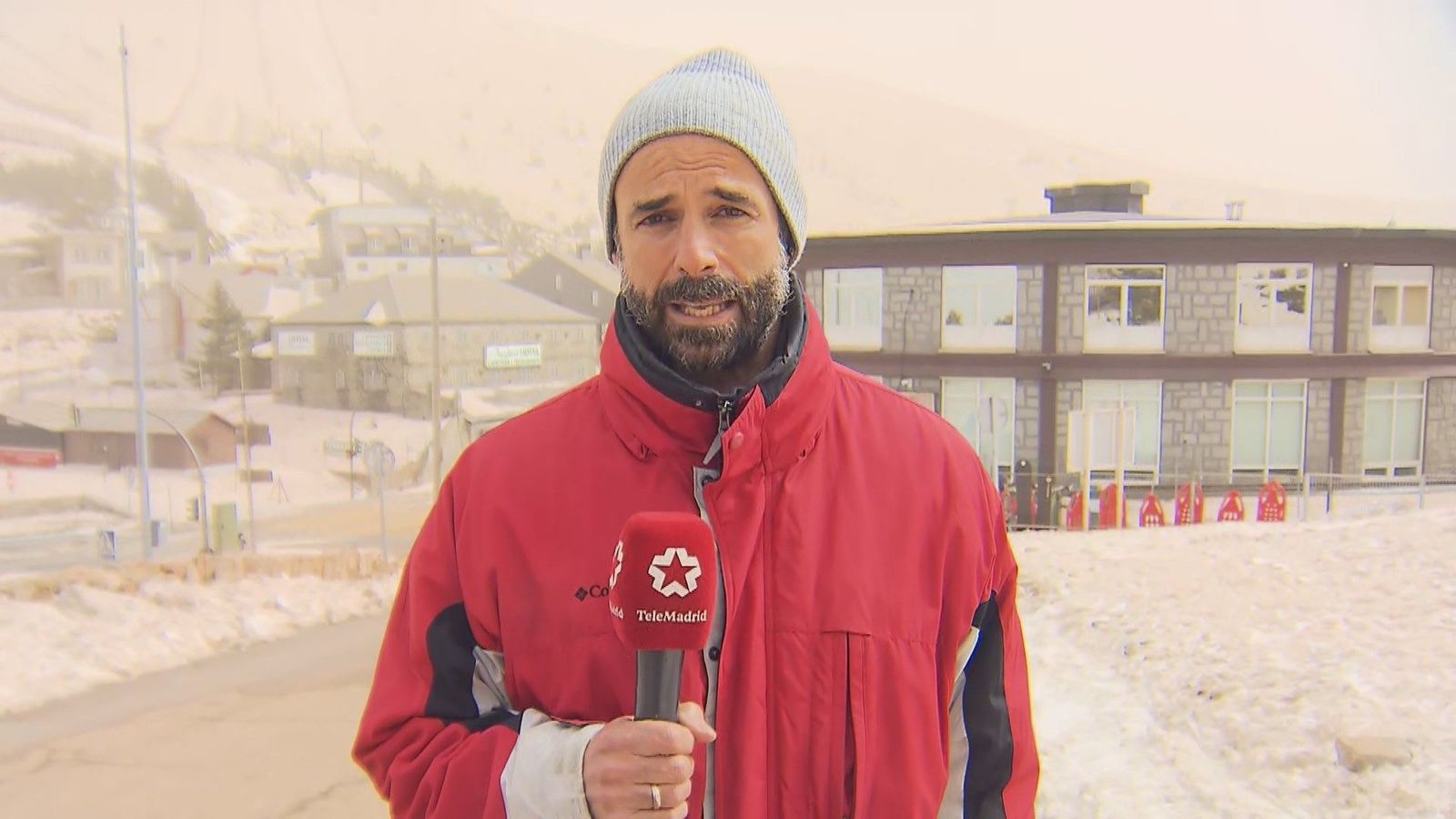 La nieve de la sierra de Madrid se vuelve de color naranja por la calima