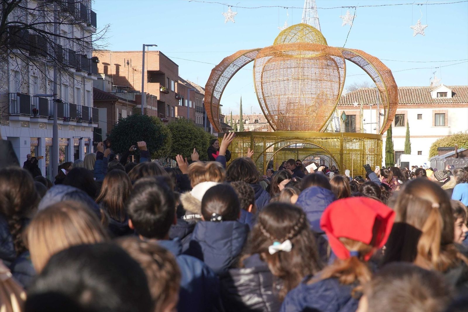 600 pastorcillos realizan el 'Camino de Belén' por la calle Real de Las Rozas