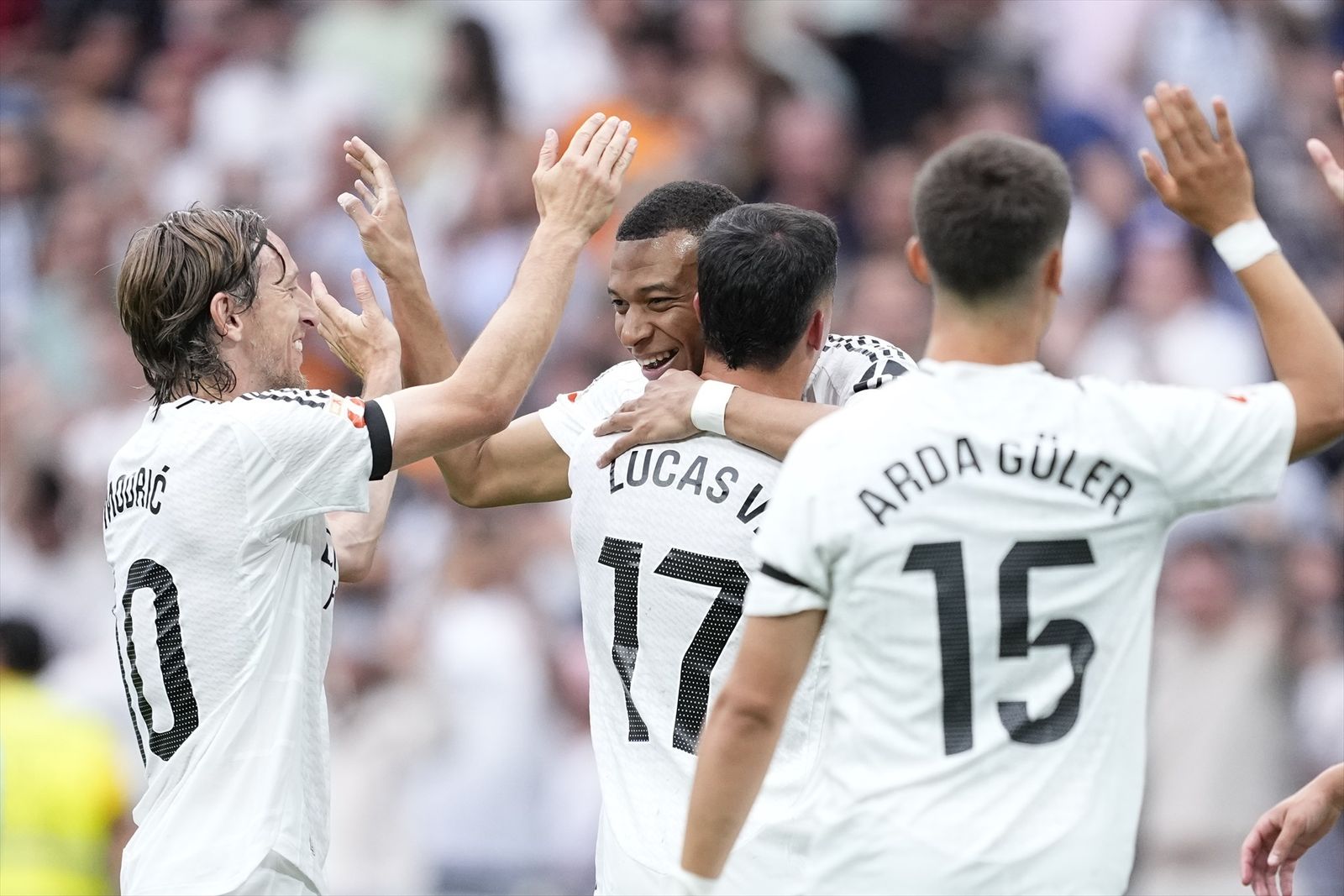 Mbappé celebra con Modric uno de sus goles a la Real Sociedad en el Bernabéu