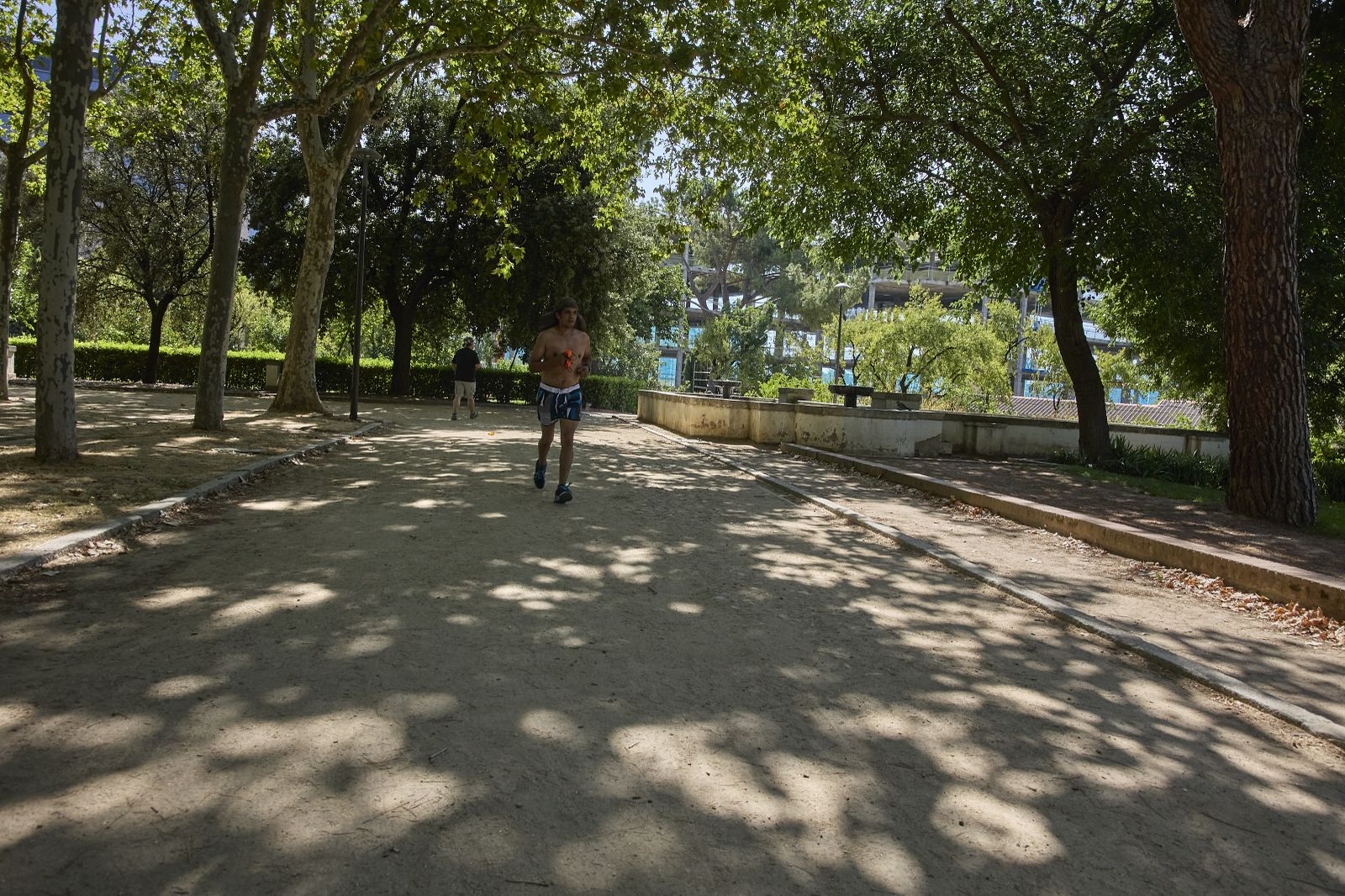 Un hombre corriendo en el parque de El Retiro