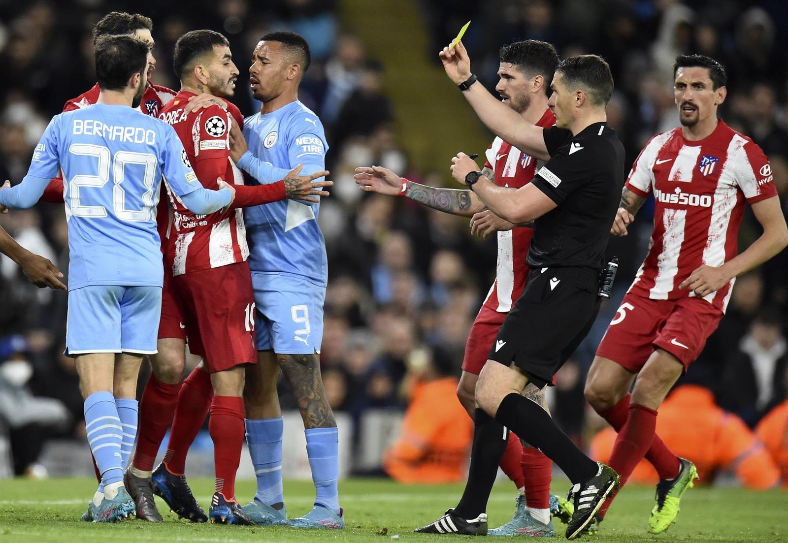 Angel Correa ve la tarjeta amarilla ante el Manchester City