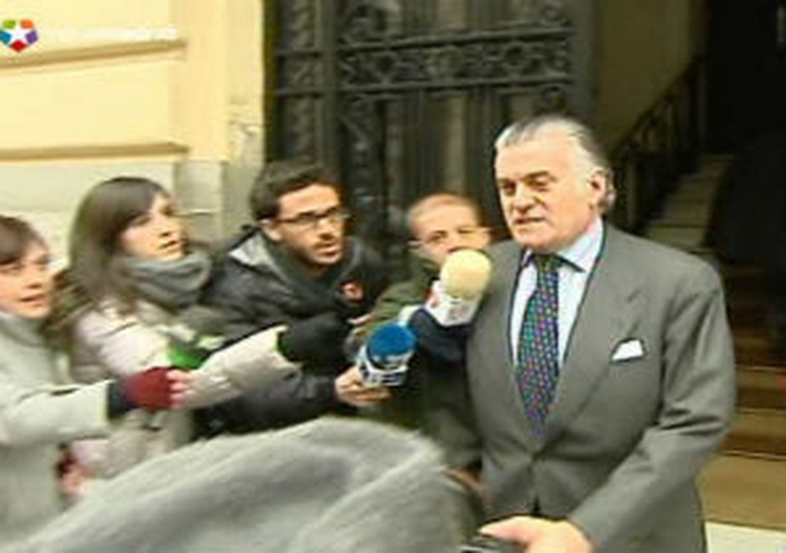 Luis Barcenas saliendo de su domicilio