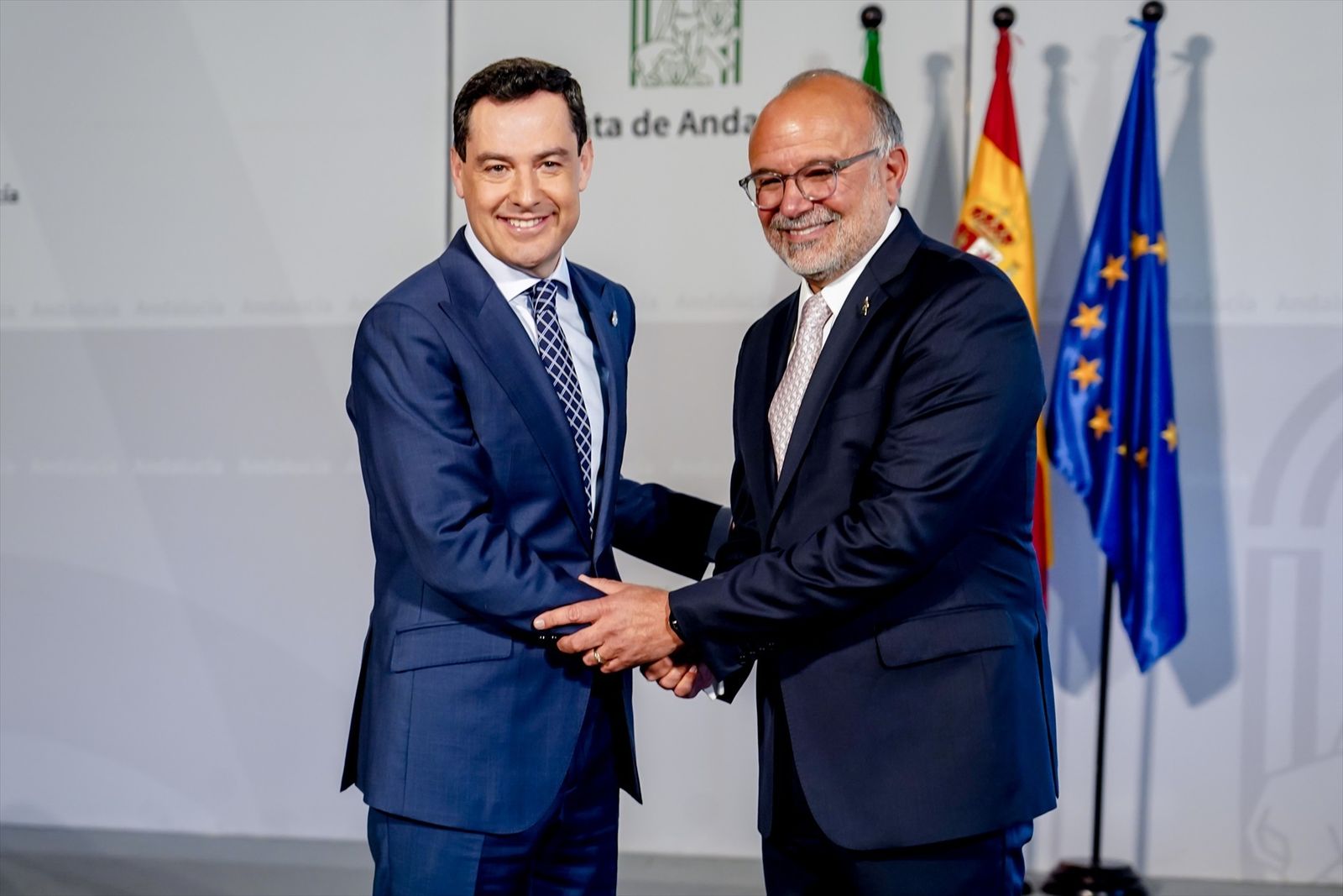 El presidente de la Junta, Juanma Moreno junto con el CEO de La Academia Latina de Grabación, Manuel Abud