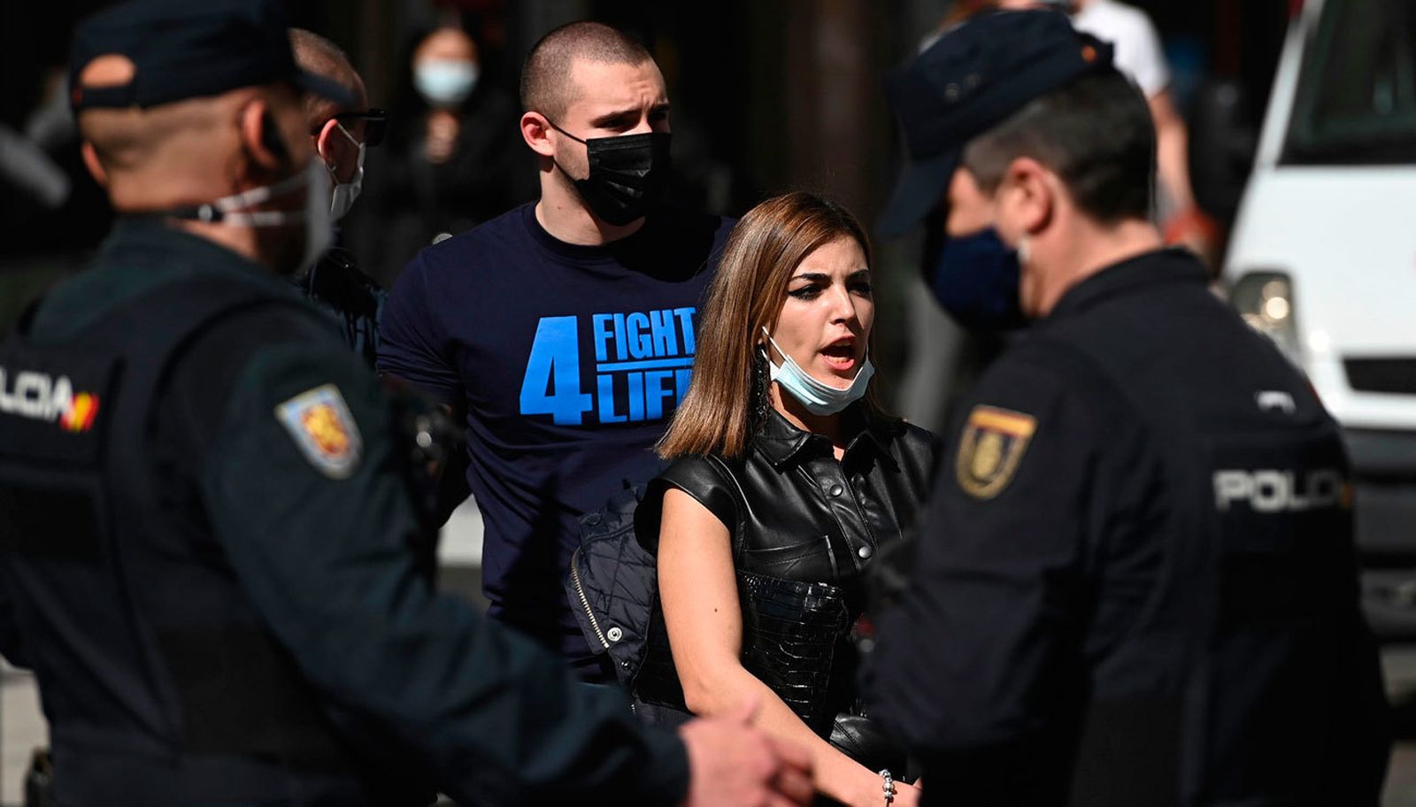 Un detenido en la manifestación por la sanidad pública en Madrid tras un enfrentamiento con un grupo de extrema derecha