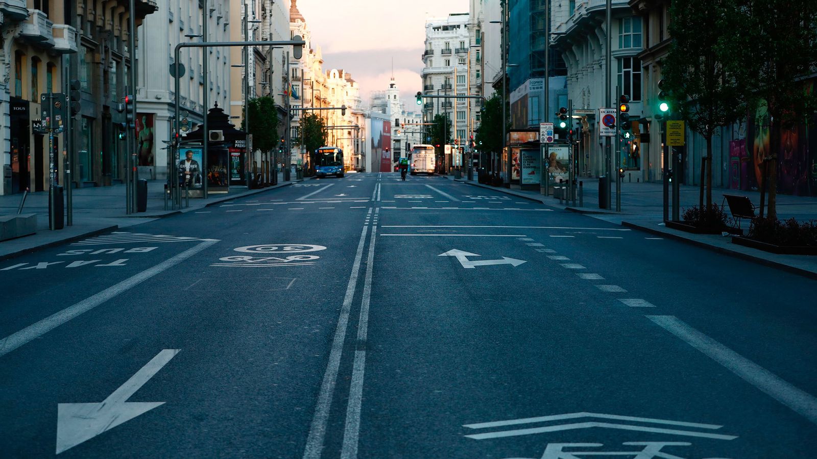 La Gran Vía de Madrid, prácticamente vacía en la segunda semana de confinamiento por el coronavirus