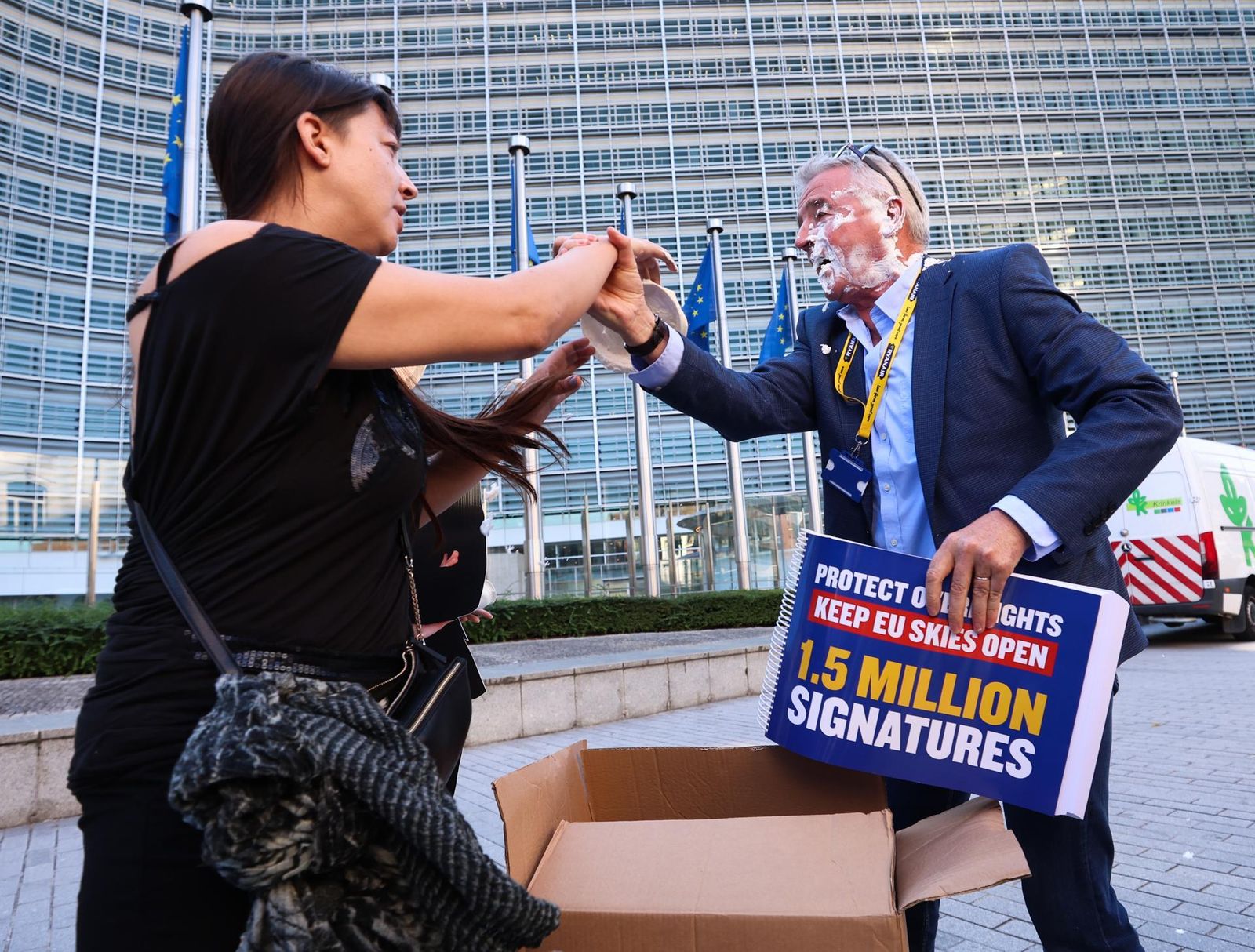 Activistas ambientales arrojan una tarta a la cara del director de Ryanair