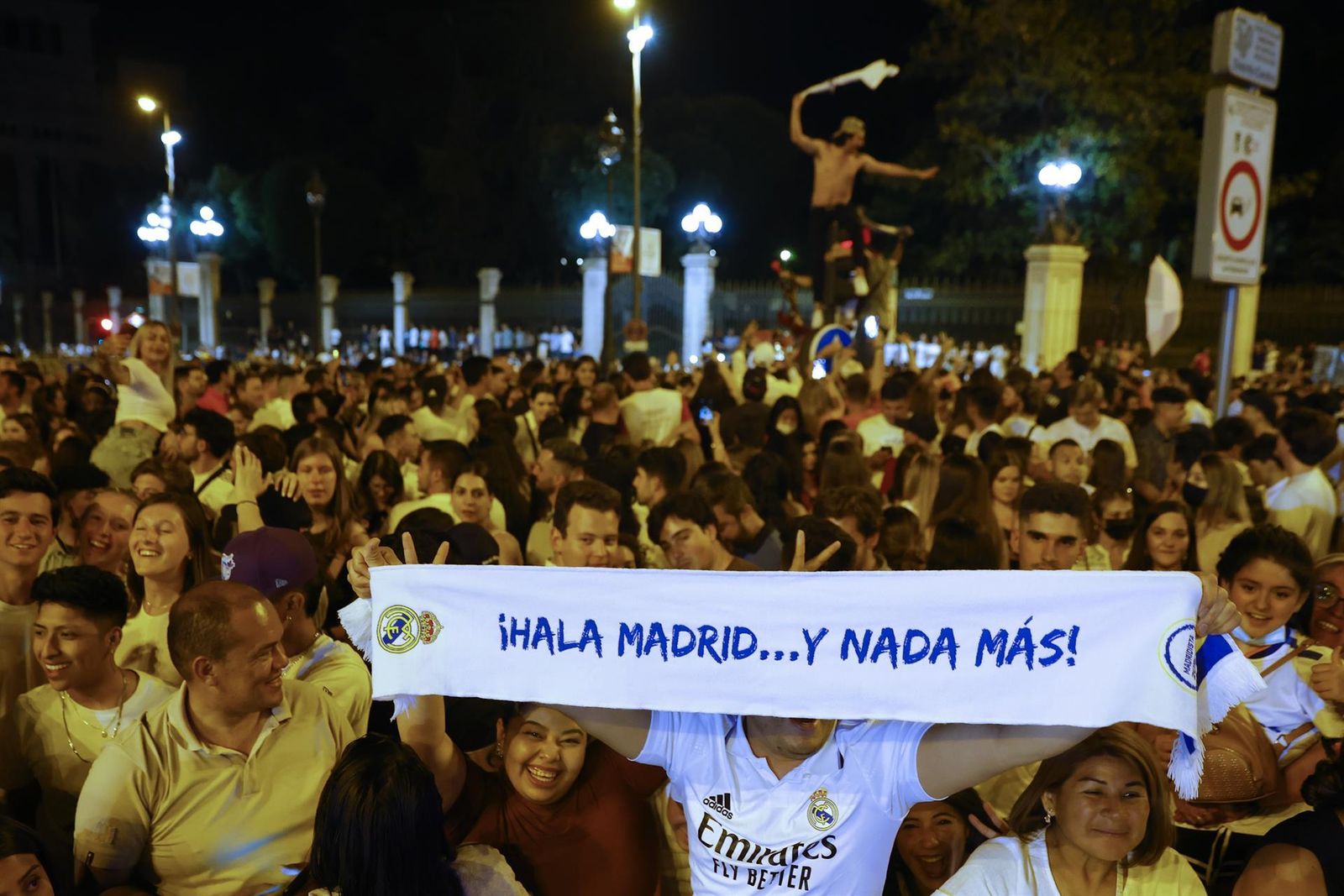 Fotogalería: Los aficionados celebran la victoria en Cibeles