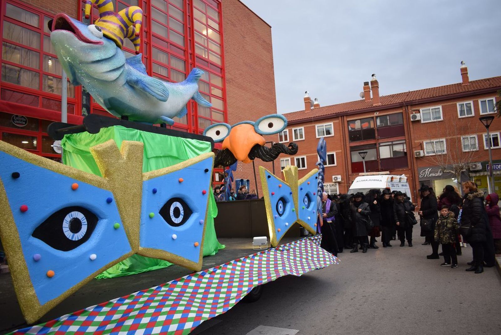 Carroza con la sardina camino d su tumba, detrás el coro de plañideras