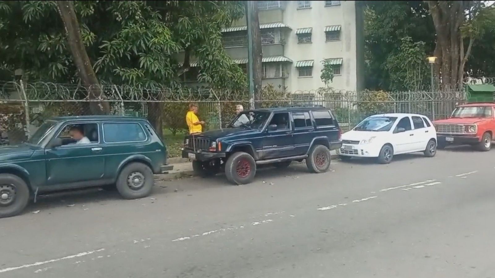 La escasez de gasolina paraliza varias zonas de Venezuela con largas colas para repostar