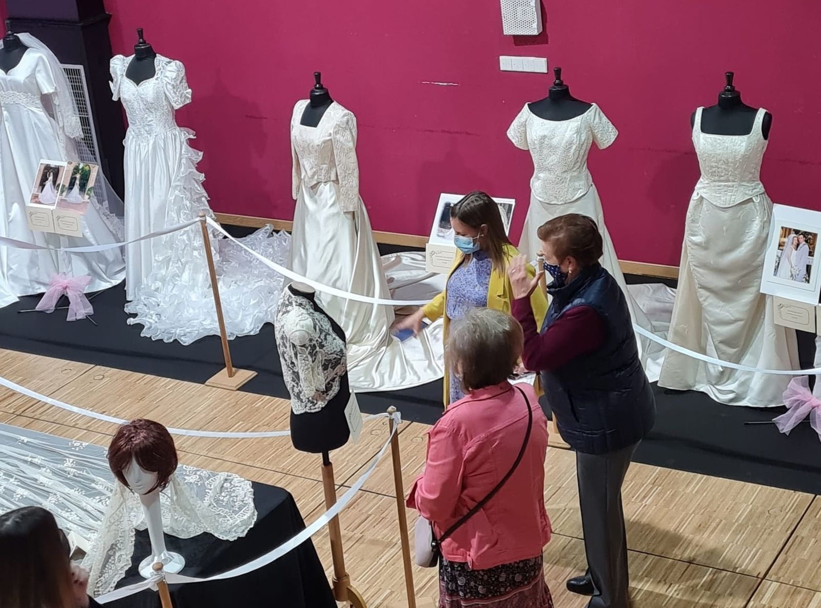 Exposición de vestidos de novia en Perales de Tajuña