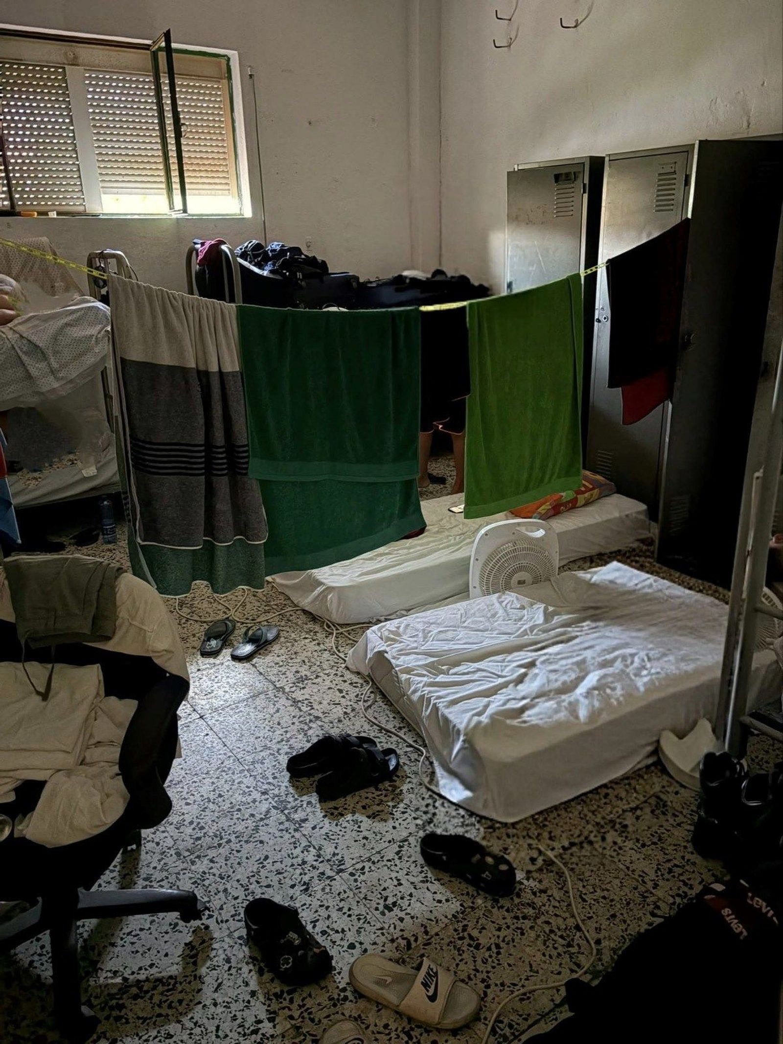Colchones en el suelo y un inodoro para 70 agentes: Las condiciones de los policías enviados a Ceuta
