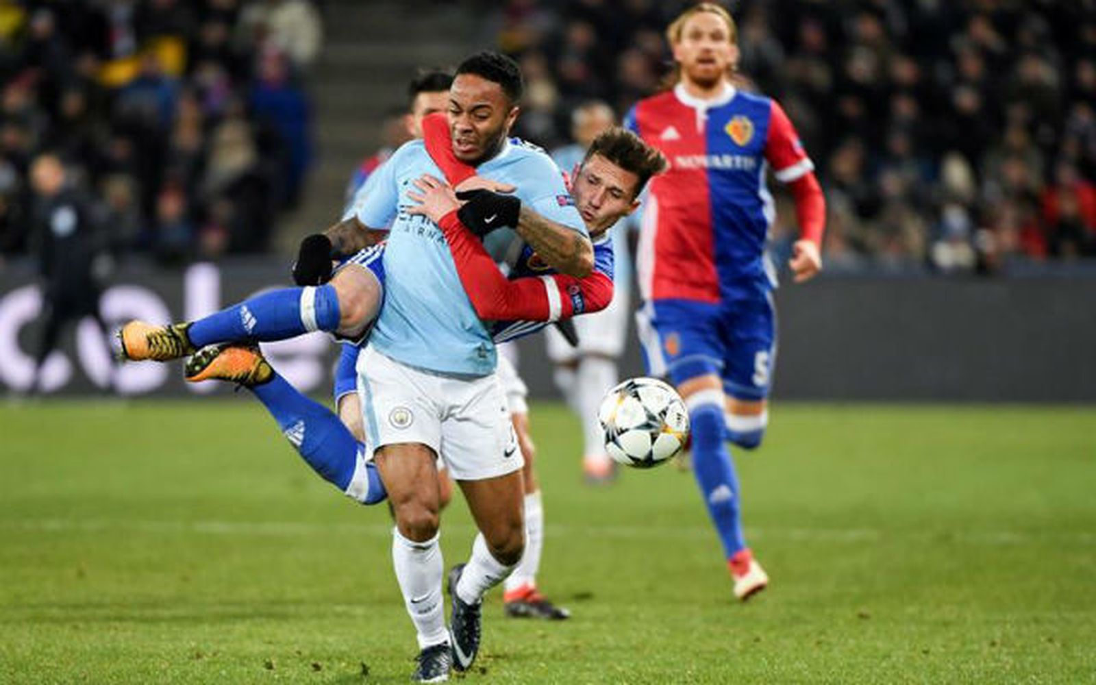 Xhaka detiene como puede a Sterling