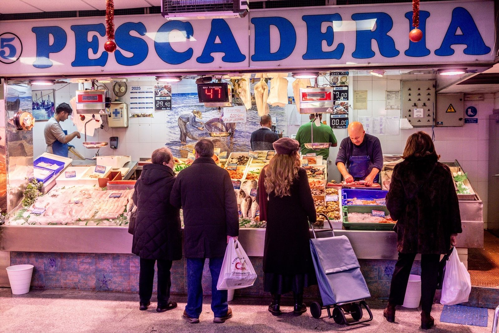 Varias personas realizan sus últimas compras antes de la cena de Nochebuena