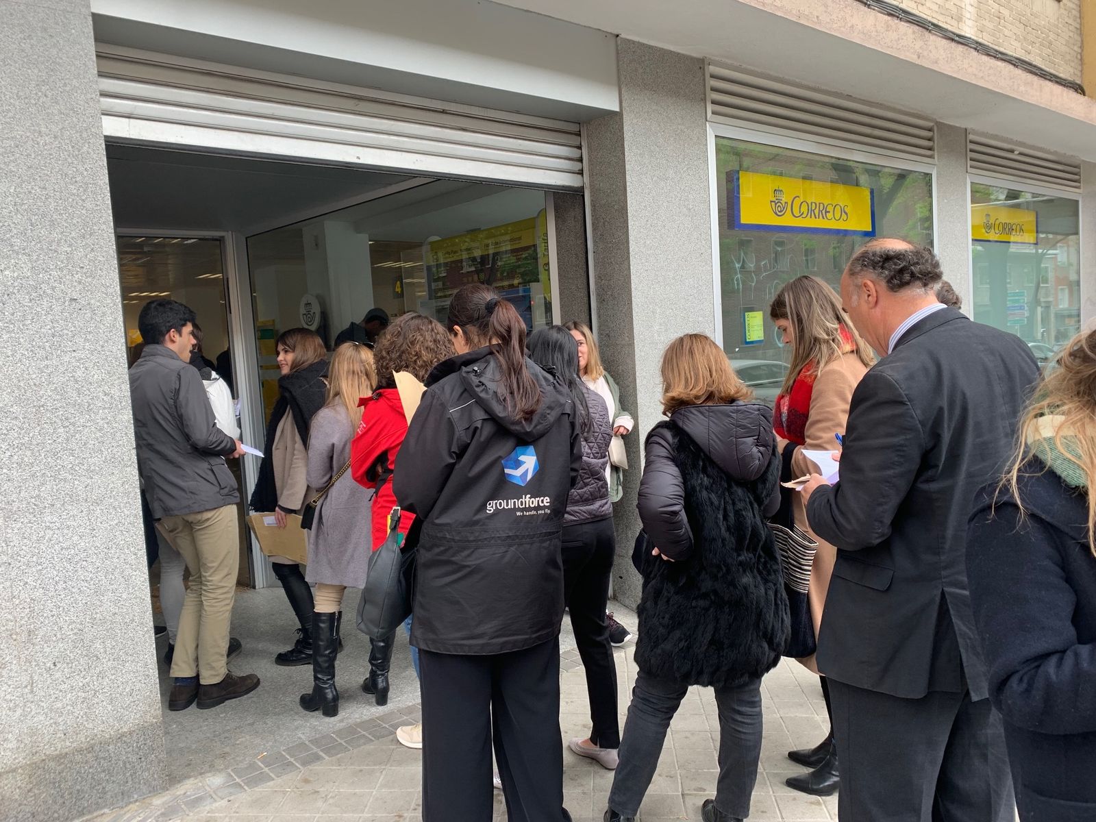 El subdirector de oficinas de Correos habla de las colas para entregar el voto