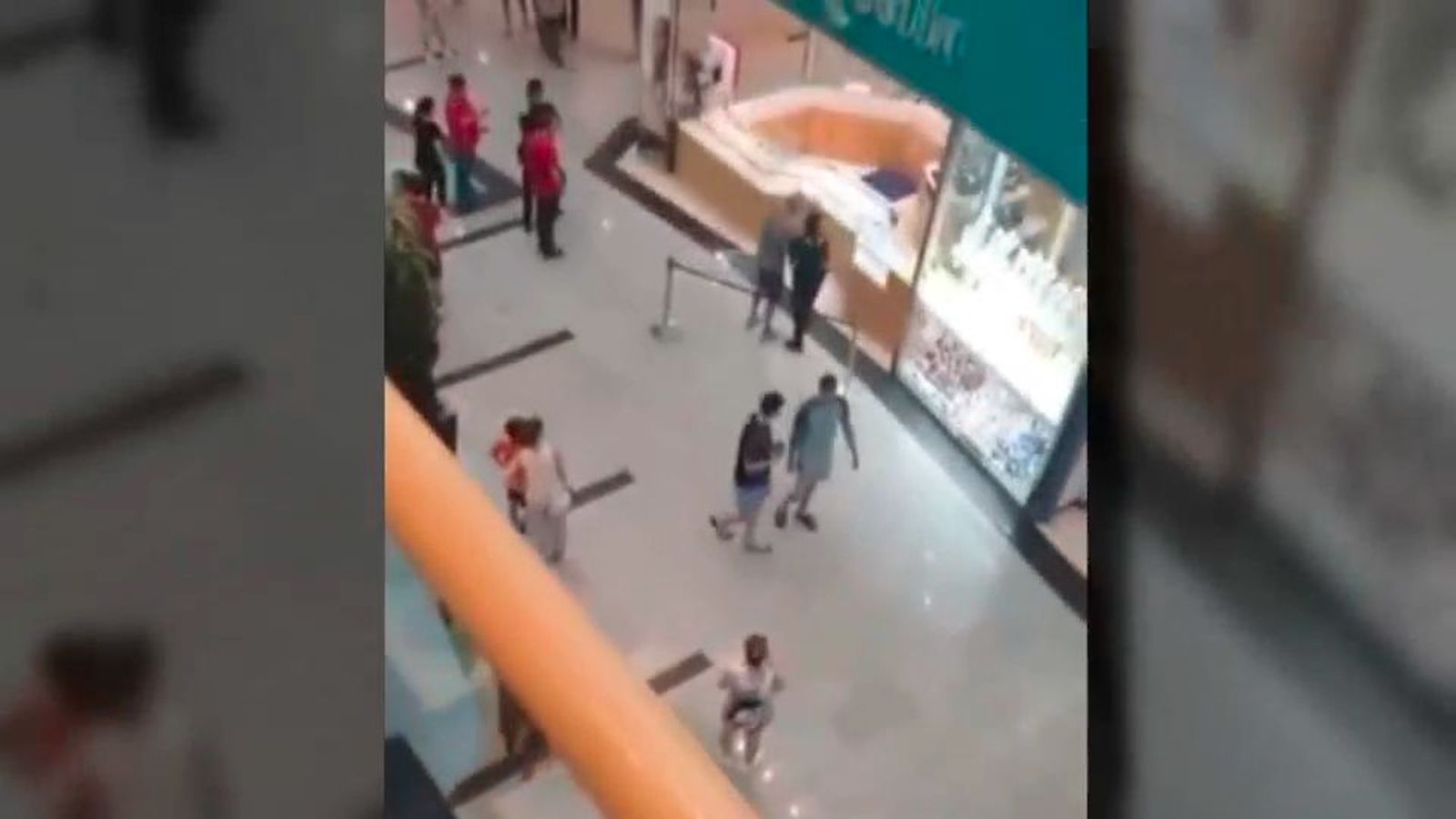 Tres atracadores, a punta de pistola, asaltan una joyería en Pinto