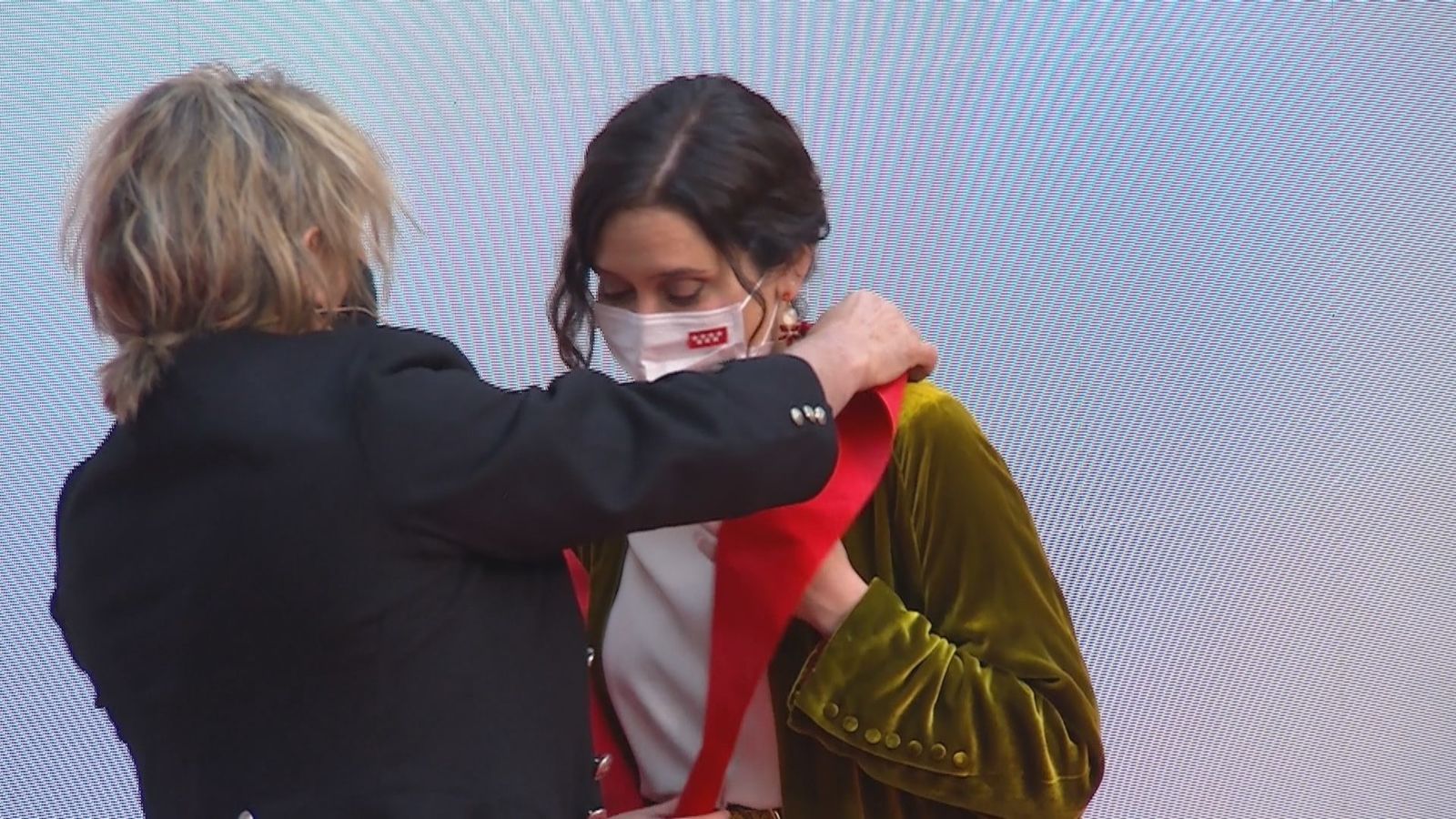 Nacho Cano recibe la Gran Cruz de la Orden del Dos de Mayo y se la entrega a Isabel Díaz Ayuso por mantener abiertos los teatros durante la pandemia