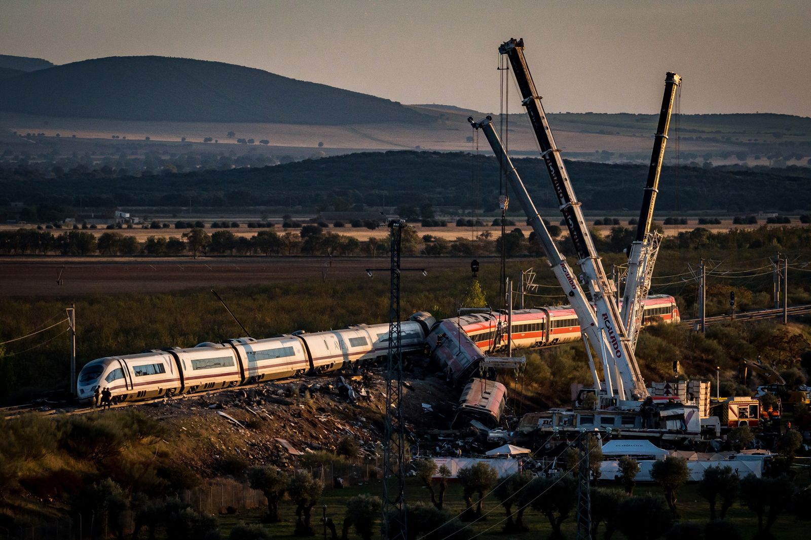 Varias grúas trabajan en la zona del accidente ferroviario en Urda,  Toledo