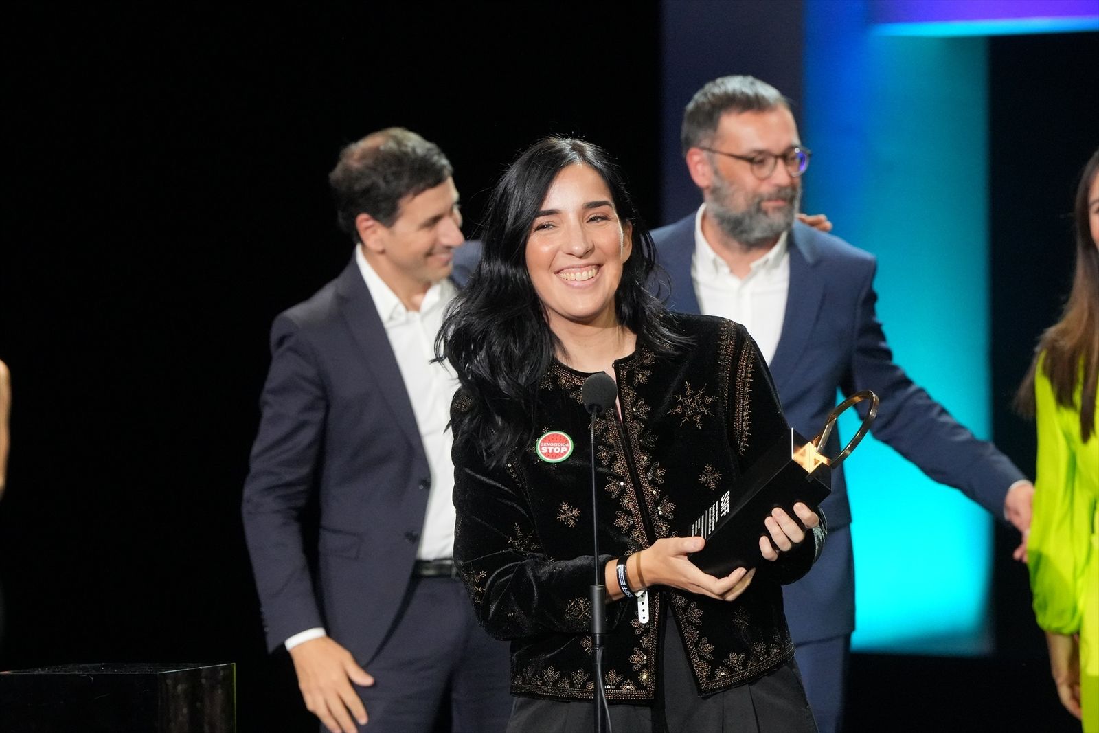 La directora Alauda Ruiz de Azúa recibe la Concha de Oro por la película 'Los Domingos', en el Festival de Cine de San Sebastián