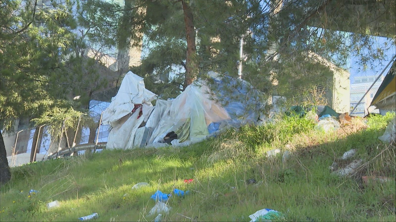 El Ayuntamiento de Madrid retira las chabolas junto a la M-30 en Ventas